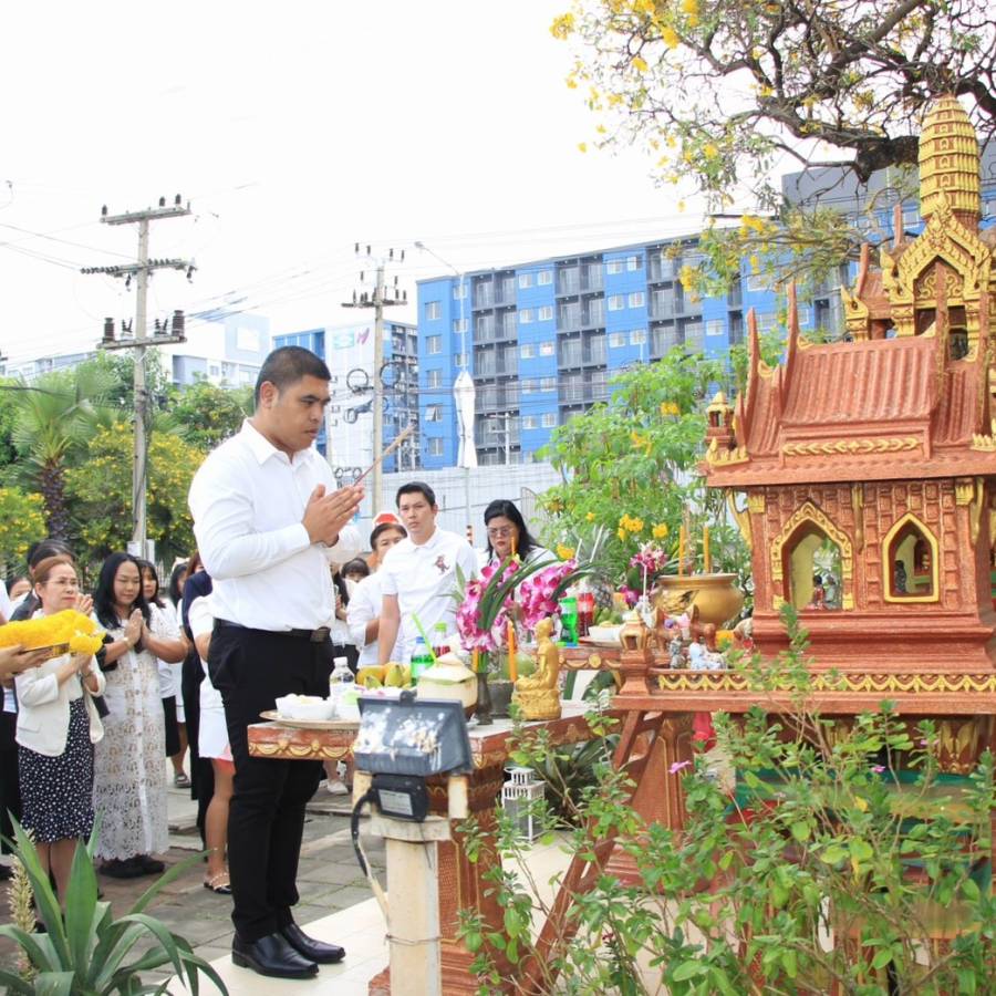 ผู้อำนวยการสำนักตรวจสอบคุณภาพสินค้าปศุสัตว์ ไหว้สักการะสิ่งศักดิ์สิทธิ์ประจำศูนย์ราชการกรมปศุสัตว์ ปทุมธานี เพื่อความเป็นสิริมงคล เนื่องในโอกาสเข้ารับตำแหน่งใหม่